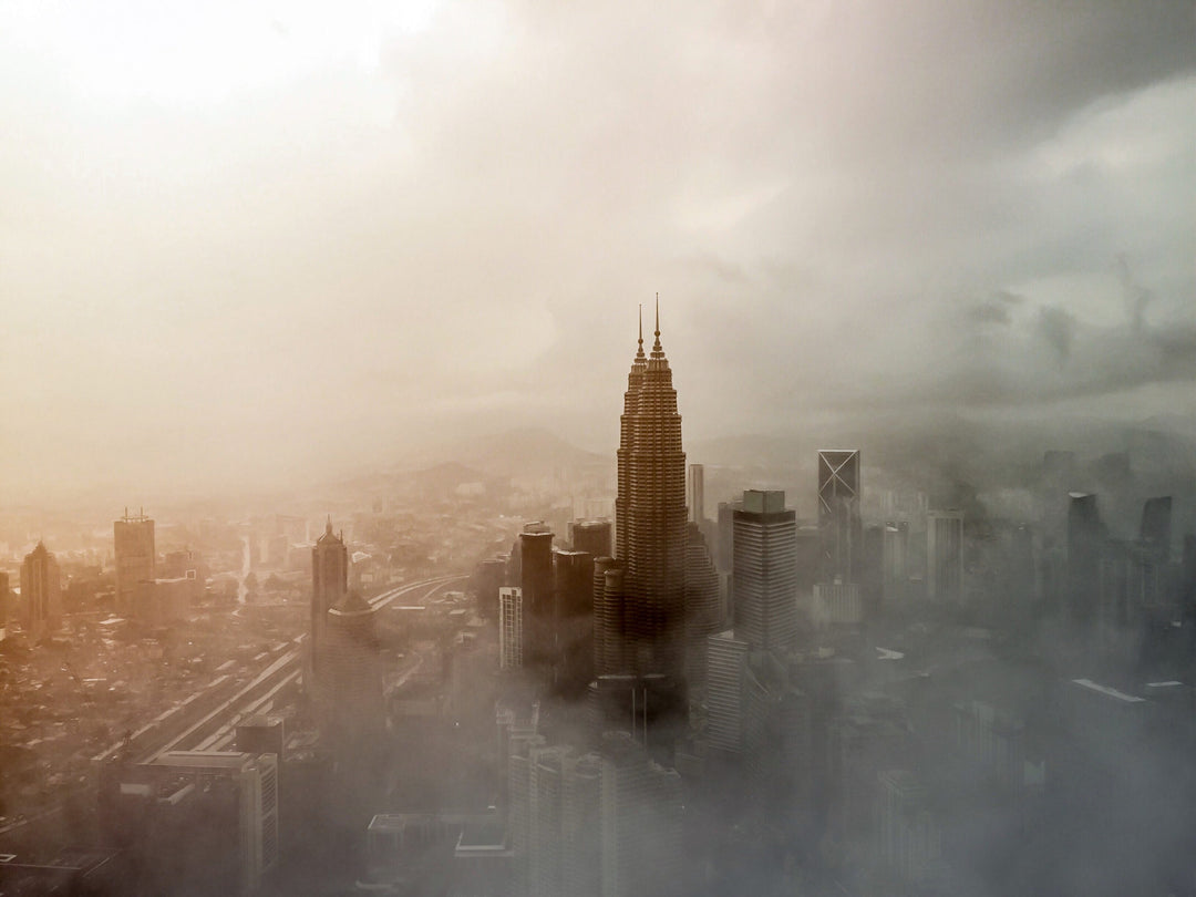 Città con visibile inquinamento atmosferico che influisce sulla salute.