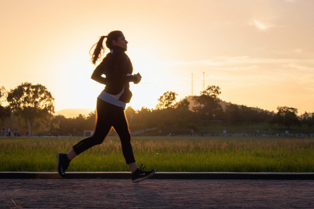 Persona che fa jogging all'aperto per migliorare la salute mentale e fisica.